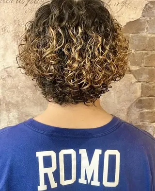 ショート カラー パーマ ブリーチ、パーマ 西部笑のヘアスタイル