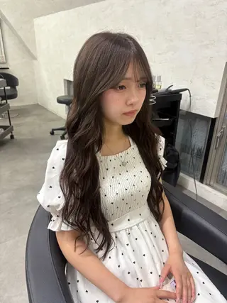 ロング ブリーチなしカラー レイヤーカットのヘアスタイル