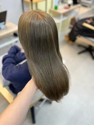 セミロング カラー Lamp 柏 山口 か乃 ブリーチカラーのヘアスタイル