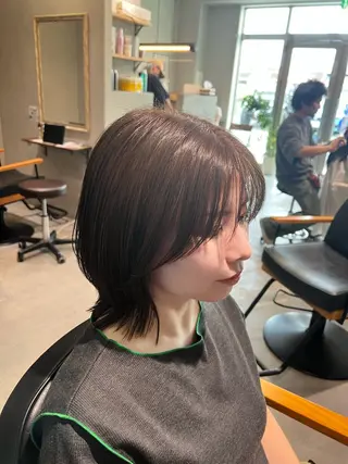 ミディアム カラー morrow by suntown所属・💙AKANE ショート、ウルフ💙のヘアスタイル