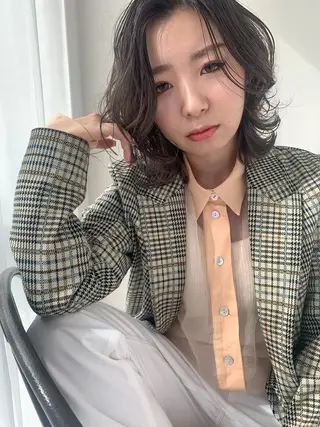 ミディアム ブリーチなしカラー/ 顔周りレイヤーカットのヘアスタイル