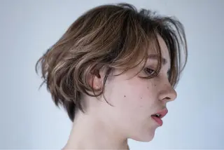 ショート カラー パーマ キッズ ネイル マツエク・マツパ アイブロウ Chic シックのヘアスタイル