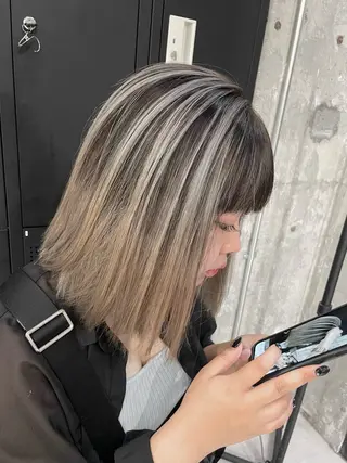 セミロング 🫧ハイライトカラー 🫧 𝓜𝓘𝓤のヘアスタイル