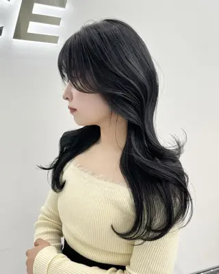 ロング カラー 韓国暗髪🇰🇷レイ ヤー🤍THREEのヘアスタイル