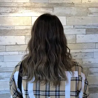 ロング レイヤー/顔まわり カット/地毛風カラーのヘアスタイル
