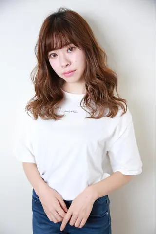 ミディアム 足立 磨咲のヘアスタイル