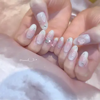 ネイル 𝘙𝘪𝘰𝘯𝘢 ...🕯🤍のネイルデザイン