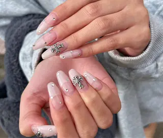 ミディアム NAIL SALON FLOR所属・キラキラネイル/ 韓国ネイルMAKIのネイルデザイン