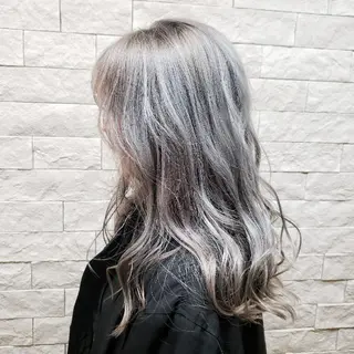 セミロング カラー 艶髪✨ハイトーン ✨ホワイト✨北宗一郎のヘアスタイル