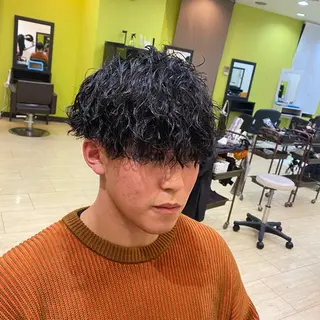 ショート パーマ メンズ 三ノ宮フェザーパーマ 蕃本 啓利のヘアスタイル