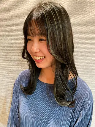 ロング カラー 塩澤 榛奈のヘアスタイル