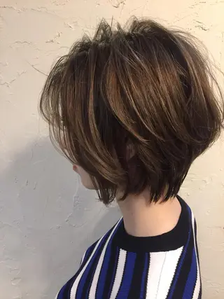 ショート 韓国レイヤー外国人風 透明感カラー髪質改善のヘアスタイル