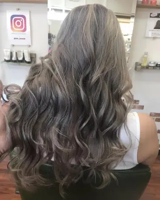 ロング カラー yosuke 梅田/バレイヤージュのヘアスタイル