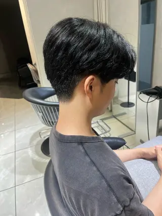 メンズ 韓国メンズ特化 ダウン・毛流れパーマのヘアスタイル