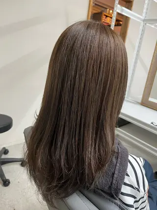 セミロング カラー 腰越 麻奈のヘアスタイル