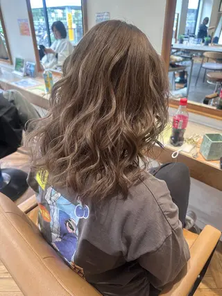 カラー YUI ☪︎/ウルフ レイヤー/艶カラーのヘアスタイル