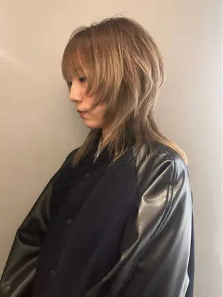 ミディアム Haco＋所属・ウルフ/レイヤー Miinaのヘアスタイル