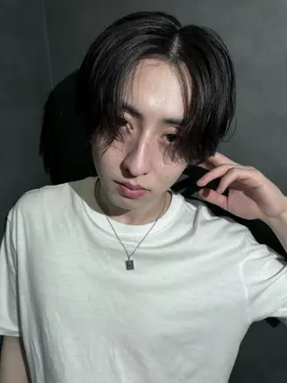 ミディアム excia渋谷所属・曲がる縮毛矯正 センターパート/翼のヘアスタイル