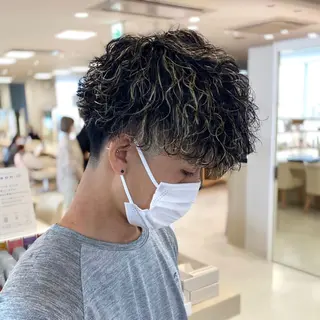 ミディアム パーマ メンズ 銀座メンズパーマ🦚 ブリーチ🌿レイヤーのヘアスタイル