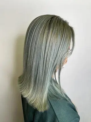セミロング カラー 久枝 世愛のヘアスタイル