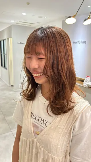 ミディアム オリーブベージュ/ ブリーチなし透明感のヘアスタイル