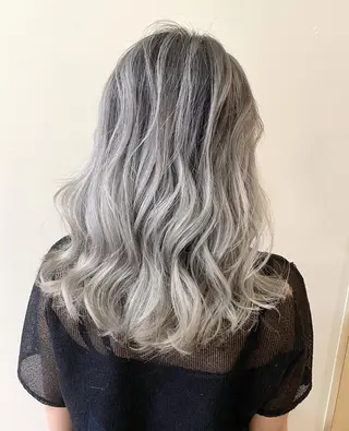 ロング カラー 服部 樹季のヘアスタイル