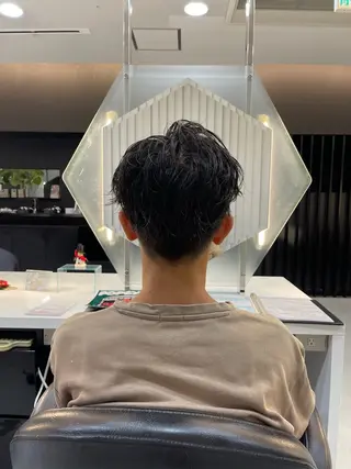 パーマ メンズ 超透明感カラー🦋韓 国羽エクステ🪽🫧のヘアスタイル