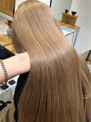 カラー 肌に馴染むハイトーン /ミルクティーカラーのヘアスタイル