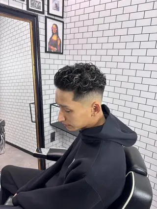 ショート パーマ メンズ 戸辺 羅夢のヘアスタイル