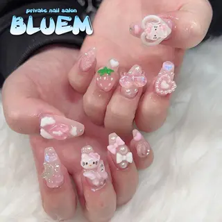 ネイル BLUEM なな🐶のネイルデザイン