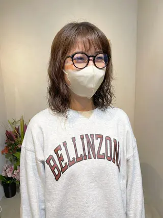 ミディアム パーマ Takanishi くすみベージュカラーのヘアスタイル