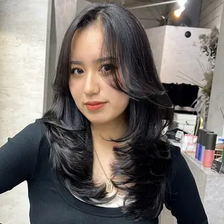 セミロング レイヤ ーカット大名Lay.のヘアスタイル