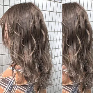 ミディアム カラー JuNブリーチに 縮毛矯正するプロのヘアスタイル