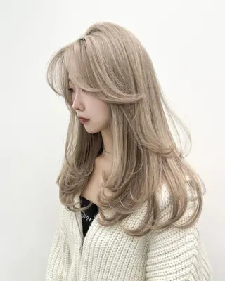 ロング カラー 韓国暗髪🇰🇷レイ ヤー🤍THREEのヘアスタイル
