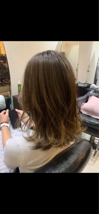 セミロング 吉本 yoshimotoのヘアスタイル