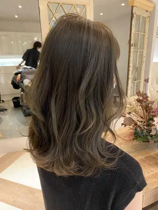 ミディアム カラー 栗原 瑠世のヘアスタイル