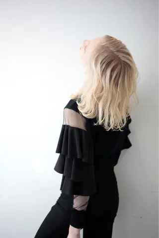 ミディアム カラー Kro ハイトーン×ブリーチのヘアスタイル