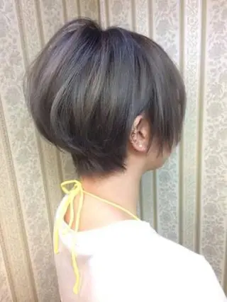 ショート カラー ブリーチカラー🌈 嘉名 真樹のヘアスタイル