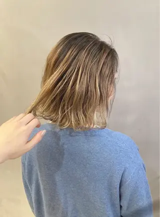 ミディアム カラー 宮原 佳苗のヘアスタイル