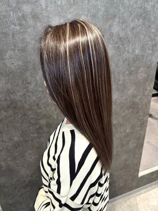ロング カラー _WHITE鳳所属・ミルクティーベージュ ハイライトヘアHIのヘアスタイル