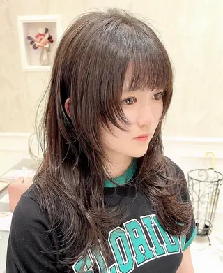 セミロング 大阪ウルフカット 🐺デザインカラーのヘアスタイル