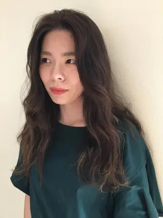 ロング カラー 三浦 瑠璃のヘアスタイル