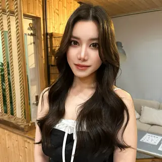 ロング 韓国レイヤー外国人風 透明感カラー髪質改善のヘアスタイル