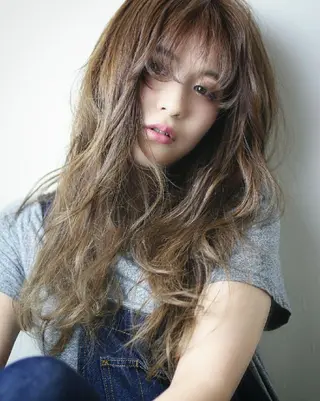 ロング カラー パーマ 岩出 俊のヘアスタイル