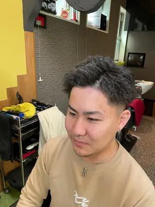 ショート パーマ メンズ デザインカラー🏝️ 須賀汐音のヘアスタイル