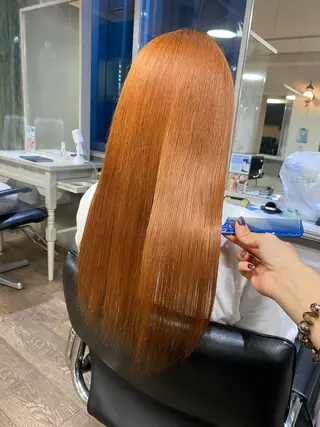 カラー 梅田ハイトーン チダ ヒナノのヘアスタイル