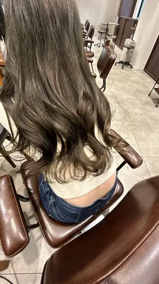 ロング カラー オリーブベージュ/ ブリーチなし透明感のヘアスタイル