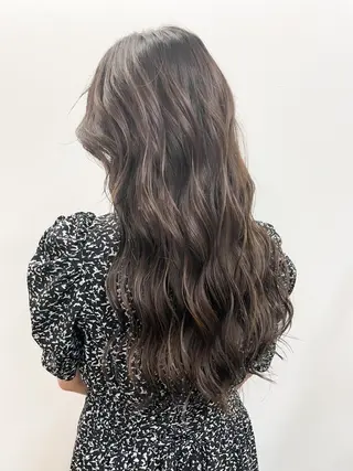 ロング 白いハイライト🤍 タナカリョウスケのヘアスタイル