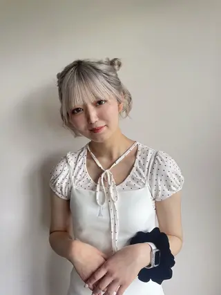 ミディアム 鈴木瑛里／ブロンド ベージュ／ピンクのヘアスタイル