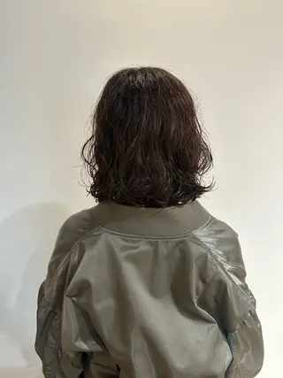 ミディアム パーマ 塩澤 榛奈のヘアスタイル